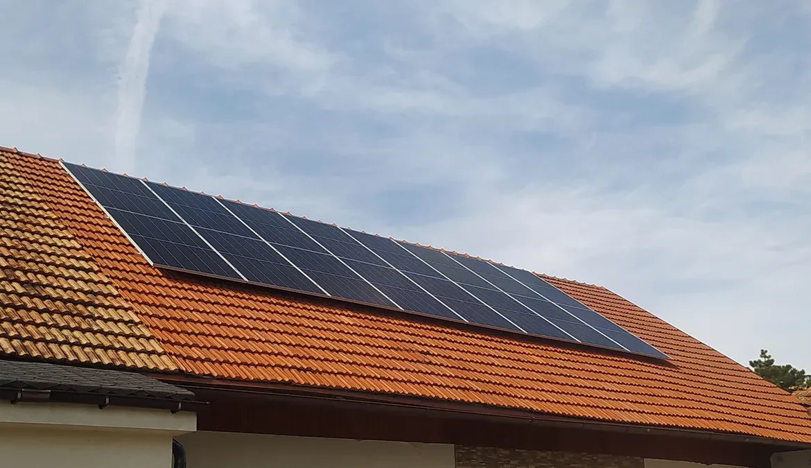 16 panelů CanadienSolar o výkonu 9,6 kWp