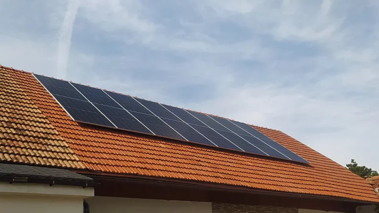 16 panelů CanadienSolar o výkonu 9,6 kWp